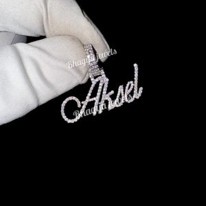 Colgante de diamante de moissanita VVS de talla redonda excelente, colgante personalizado de plata de ley 925, colgante con dije de nombre y letra, regalos para él y para ella