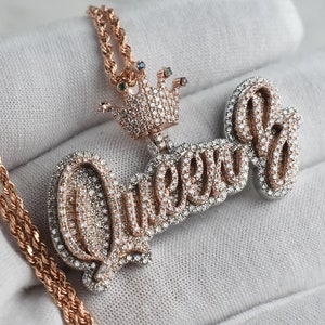 Colgante de moissanita VVS helado de 5,00 quilates. Colgante con la letra "QUEEN" personalizado para ella. Colgante de plata 925. Joyería de hip hop personalizada. Regalo de cumpleaños para ella.