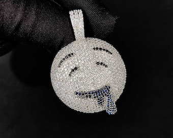 Colgante de emoji con cara babeante, con moissanita VVS y diamantes redondos en plata de ley 925, completamente helado.