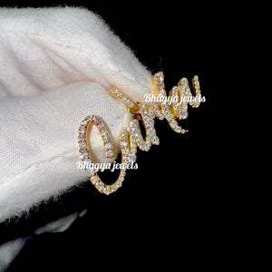 Colgante de diamantes cultivados en laboratorio IcedOut personalizado, colgante de letras personalizado, colgante de diamantes con nombre y letras cursivas en oro amarillo macizo de 14 quilates, regalo para ella y él