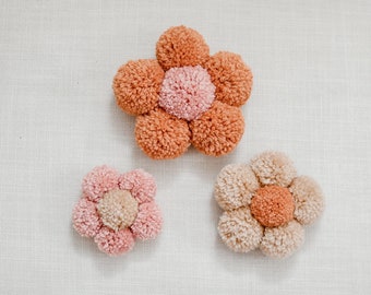 Set of 3// Daisy Wall Hanging Pom Pom Daisy Boho Nursery Decor Pom Pom Daisy Flower Boho Decor Wall Hanging Daisy theme