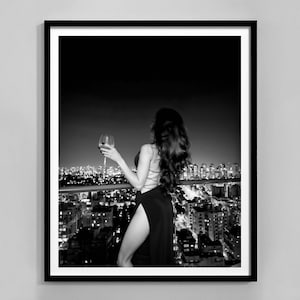 ワインを飲む女性のプリント、白黒、高級ファッションポスター、バーカートポスター、トレンディなウォールアート、デジタルダウンロード、ハイファッションポスター