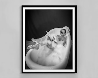 Frau liest Magazin in der Badewanne Druck, schwarz weiß, Mode Wandkunst, Fotografie Drucke, Mädchen Badezimmer Dekor, digitaler Download