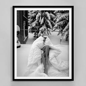 ワインを飲む女性のプリント、白黒、バーカートのポスター、冬の壁アート、ファッション写真、デジタルダウンロード、ビンテージホームバーの装飾