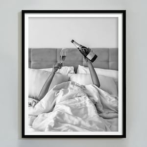 ベッドでワインを飲む女性のポスター、バーカートのプリント、白黒、カクテルの壁アート、アルコールポスター、十代の女の子の部屋の装飾、フェミニストポスター