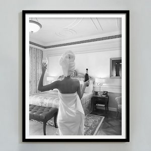 ベッドでワインを飲む女性のプリント、白黒、フェミニストポスター、バーカートプリント、寝室の装飾、デジタルダウンロード、アルコールポスターヴィンテージ