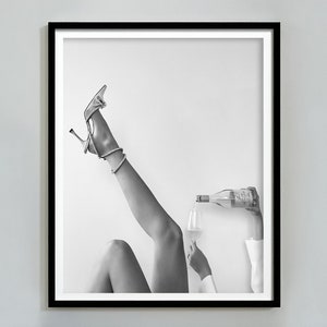 シャンパンを飲む女性のプリント、フェミニストのポスター、白黒、ハイヒールのポスター、デジタルダウンロード、バーカートのプリント、十代の女の子の部屋の装飾