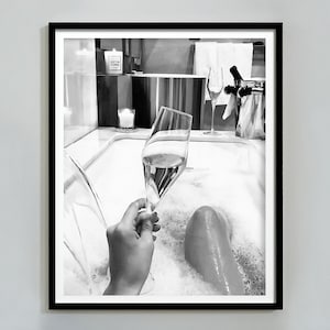 Stampa di donna che beve vino nella vasca da bagno, bianco e nero, arredo bagno, poster femminista, arte murale femminile, download digitale, poster per il bagno