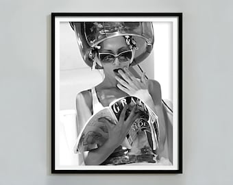 Impresión de mujer leyendo en peluquería, arte mural en blanco y negro, póster de moda, decoración de baño para adolescentes, arte mural de peluquería, descarga digital