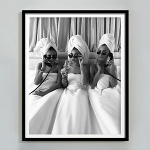 ベッドでワインを飲む女性のプリント、フェミニストポスター、白黒ウォールアート、高級ファッションポスター、バーカートプリント、マキシマリストルームデコレーション