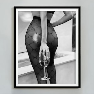 赤ワインを持った女性のポスター、白黒、バーカートプリント、デジタルダウンロード、官能的な壁アート、フェミニストプリント、女の子の部屋の装飾、キャンバス