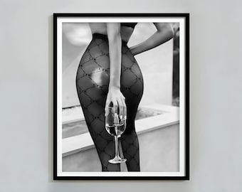 Frau mit Rotwein Poster, schwarz und weiß, Bar Warenkorb Druck, digitale Download, sinnliche Wandkunst, feministische Druck, Mädchen Raum Dekor, Leinwand
