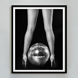 Plakat z wysokimi obcasami na kuli dyskotekowej, czarno-biały, wydruk modowy, Disco Bachelorette, wydruk feministyczny, sztuka ścienna kobieca, wystrój pokoju nastolatki