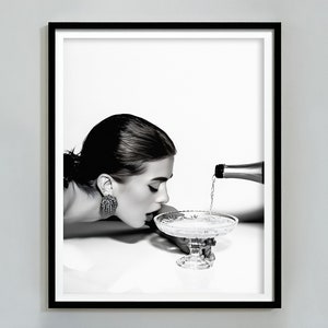 Frau trinkt Wein Druck, schwarz weiß, feministische Poster, Wein Wandkunst, digitaler Download, Bar Dekor, Modefotografie, Alkohol Drucke