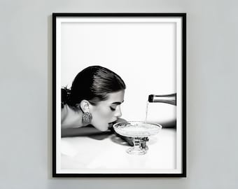 Frau trinkt Wein Druck, schwarz weiß, feministische Poster, Wein Wandkunst, digitaler Download, Bar Dekor, Modefotografie, Alkohol Drucke
