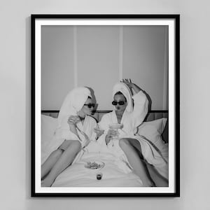 ベッドでマティーニを飲む女性のプリント、白黒、バーカートの壁アート、フェミニストポスター、アルコールポスター、ファッション写真、印刷可能なアート