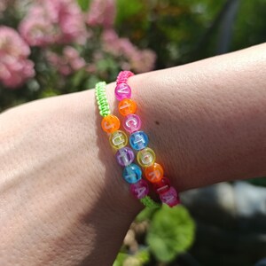 Pulsera con nombre de arcoíris (2 unidades), personalizada, mejor amiga, madre e hijo, bonita, de verano, regalo con letras.