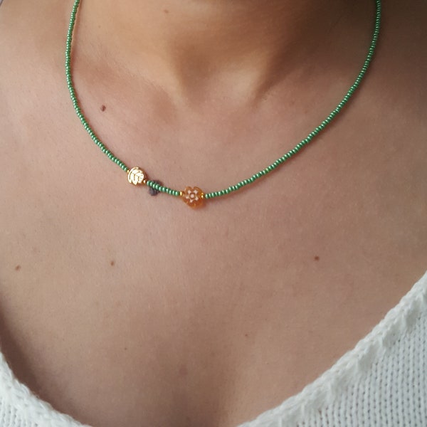 Leaf and Flower Necklace, Green Sand Beaded Necklace, Spring Summer Necklaces, Charm Necklaces, Young Girl Necklace, Nature Jewelry, Y2K