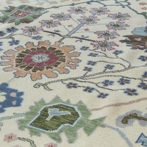 Hand-Knotted Wool Rug: Traditional Floral Oushak Design