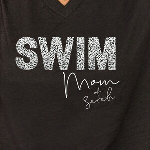 Personalisiertes Animal Print Bademama Shirt Mama Leben Bademama Tshirt SportMama Badegeschenk für Mama Swim Team T-Shirt benutzerdefiniertes Schwimmen Mama Name Shirt