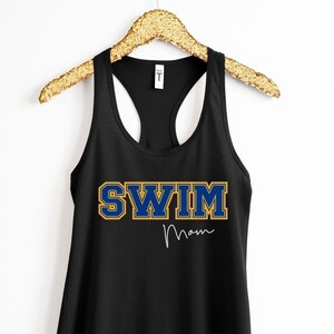 Swim Mom Shirt Swim Mom Life Swim Mom Tank Top Team Farben Personalisiertes Geschenk für Mom Swim Team T-Shirt Benutzerdefinierte Swim Mom Schwimmer Name