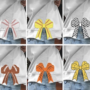 以下が含まれることがあります： 後ろに異なる色の刺繍リボンが付いた白いスウェットシャツが6枚。リボンは、野球、バスケットボール、アメリカンフットボール、サッカー、そして2種類のチアリーディングリボンなど、さまざまなスポーツに見立ててデザインされています。