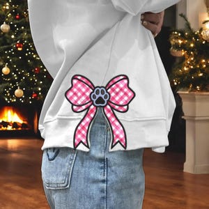 Motif de broderie sweat-shirt appliqué à carreaux rose chien maman côté, noeud latéral maman chat, motif de broderie maman chien, motif appliqué noeud animal de compagnie