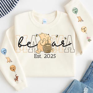 Camiseta personalizada Mama Bear PNG, Mama Est com nome da criança na manga PNG, Mãe personalizada PNG, Presente personalizado para o Dia das Mães, Camiseta combinando com mamãe e bebê