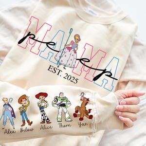 Camiseta personalizada com desenho animado de brinquedo de mamãe png, mamãe com nome de criança na manga, mamãe personalizada png, desenho animado de brinquedo de mamãe png, presente de dia das mães para amiga de brinquedo