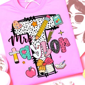 Diseño personalizado con el nombre del maestro, regreso a la escuela para maestros PNG, diseño de camiseta para maestros de regreso a la escuela, primer día de clases PNG sublimado, diseño personalizado