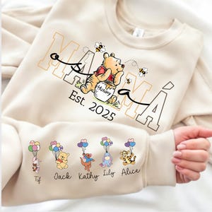 Camiseta personalizada Mamá Bear PNG, Mama Est com nome de criança na manga PNG, Mãe personalizada PNG, Dia das Mães personalizado PNG, Design de camiseta para nova mamãe