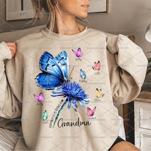 Benutzerdefiniertes Glück ist eine Oma Png, der Muttertag Png, die Mutter Schmetterlinge Png, das Mutterleben, die Oma und das Enkelkind-Namenshemd, Geschenk für Oma