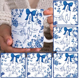 Op de afbeelding: Een witte keramische mok met een blauw bloemenpatroon. De mok heeft een handgetekend ontwerp van een moeders hand die de handen van drie kinderen vasthoudt. De tekst "Mama" staat op de hand van de moeder. De tekst "Name" staat op elke hand van de kinderen.