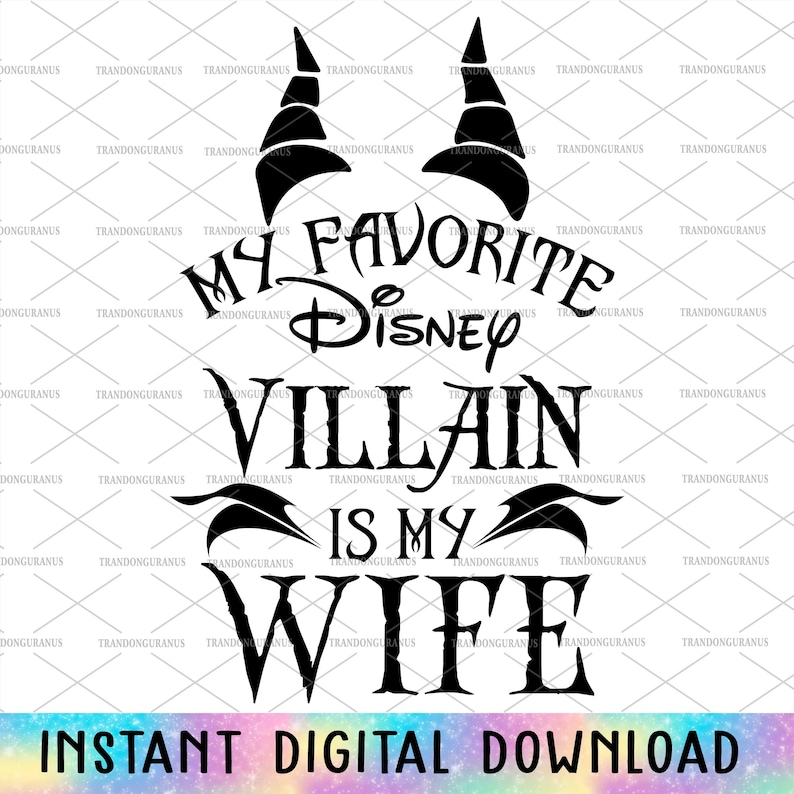 Puede incluir: Dise&ntilde;o gr&aacute;fico en blanco y negro con el texto "My Favorite Disney Villain is My Wife". El texto est&aacute; rodeado de dos cuernos de diablo negros.