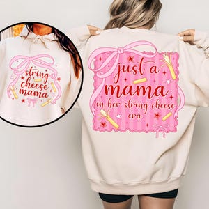 Könnte beinhalten: Eine weiße Keramik-Tasse mit schwarzem Henkel und dem Text "But First, Coffee" in handschriftlichem Stil. Die Tasse steht auf einer weißen Oberfläche. Die Tasse ist 10 cm hoch.