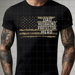 Bandeira dos Estados Unidos PNG, Pai Marido Protetor Herói PNG, Bandeira Retro do Pai PNG, Dia dos Pais PNG, Melhor Pai de Todos os Tempos, Camisa do Papai PNG, Download Instantâneo