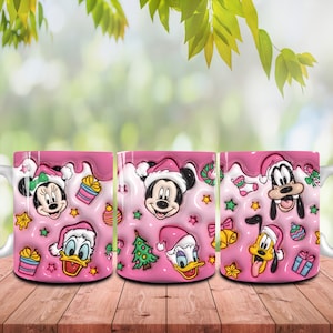 Peut inclure: Ensemble de trois mugs en céramique rose sur le thème de Noël. Chaque mug présente un personnage Disney différent portant un bonnet de Père Noël : Mickey Mouse, Minnie Mouse et Dingo. Les mugs sont décorés d'éléments festifs comme des cannes en sucre, des boules et des boîtes cadeaux.