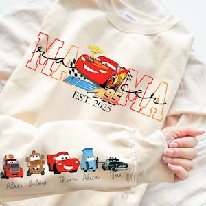 Maglietta Mama Car personalizzata in formato PNG, Mama Est con nome del bambino sulla manica, Mama Cartoon Car Movie in formato PNG, Mamma personalizzata in formato PNG, Regalo personalizzato per la festa della mamma in formato PNG