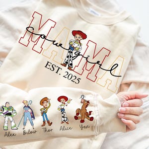 Camiseta personalizada com desenho animado da Mama Toy PNG, Mama Est com nome da criança na manga, Desenho animado da Mama Toy PNG, Mãe personalizada PNG, Presente de Dia das Mães para amigas de brinquedo