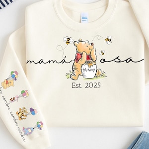 Camiseta personalizada Mama Bear PNG, Mama Est com nome de criança na manga PNG, Mamá Osa personalizada PNG, Dia das Mães Espanhol PNG, Design de camiseta para nova mamãe