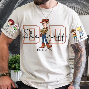 Pai personalizado Toy Story PNG, Pai com nome da criança na manga PNG, Pai personalizado PNG, Desenho animado de xerife pai personalizado PNG, Dia dos Pais PNG