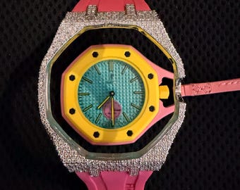 Cinturino in gomma con lunetta in stile moissanite e diamanti VVS per orologio Swatch Royal Pop da uomo e da donna.