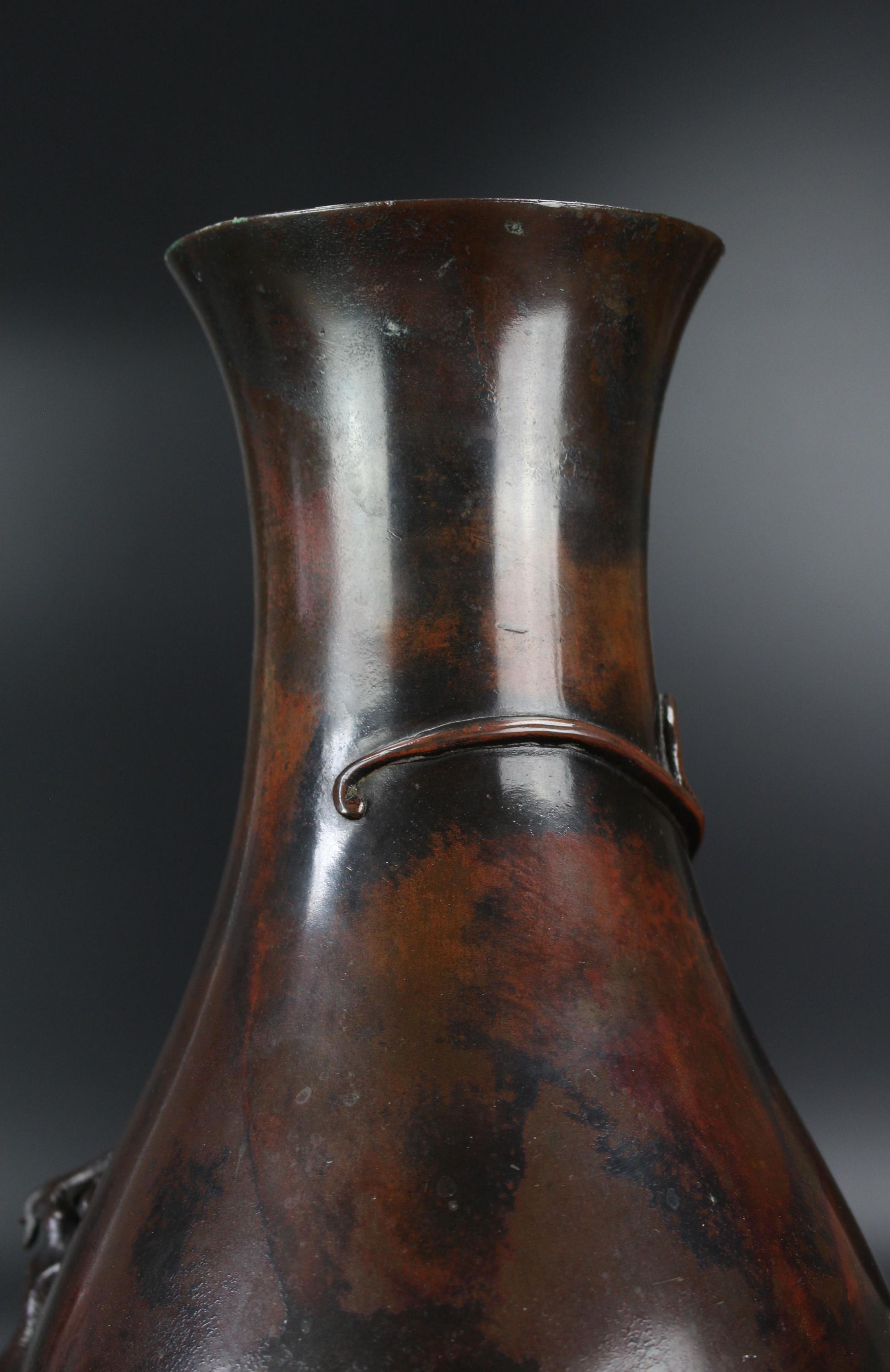 日本の青銅花瓶 明治時代（1868-1912）アンティーク 19世紀 龍が描かれ