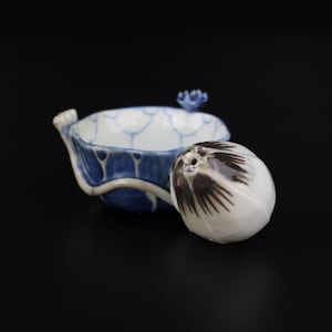 Kangxi Chinese porcelain blue and white 18th century Qing dynasty copper red lotus water dropper Scholar&#39;s Object antique - Museum quality!