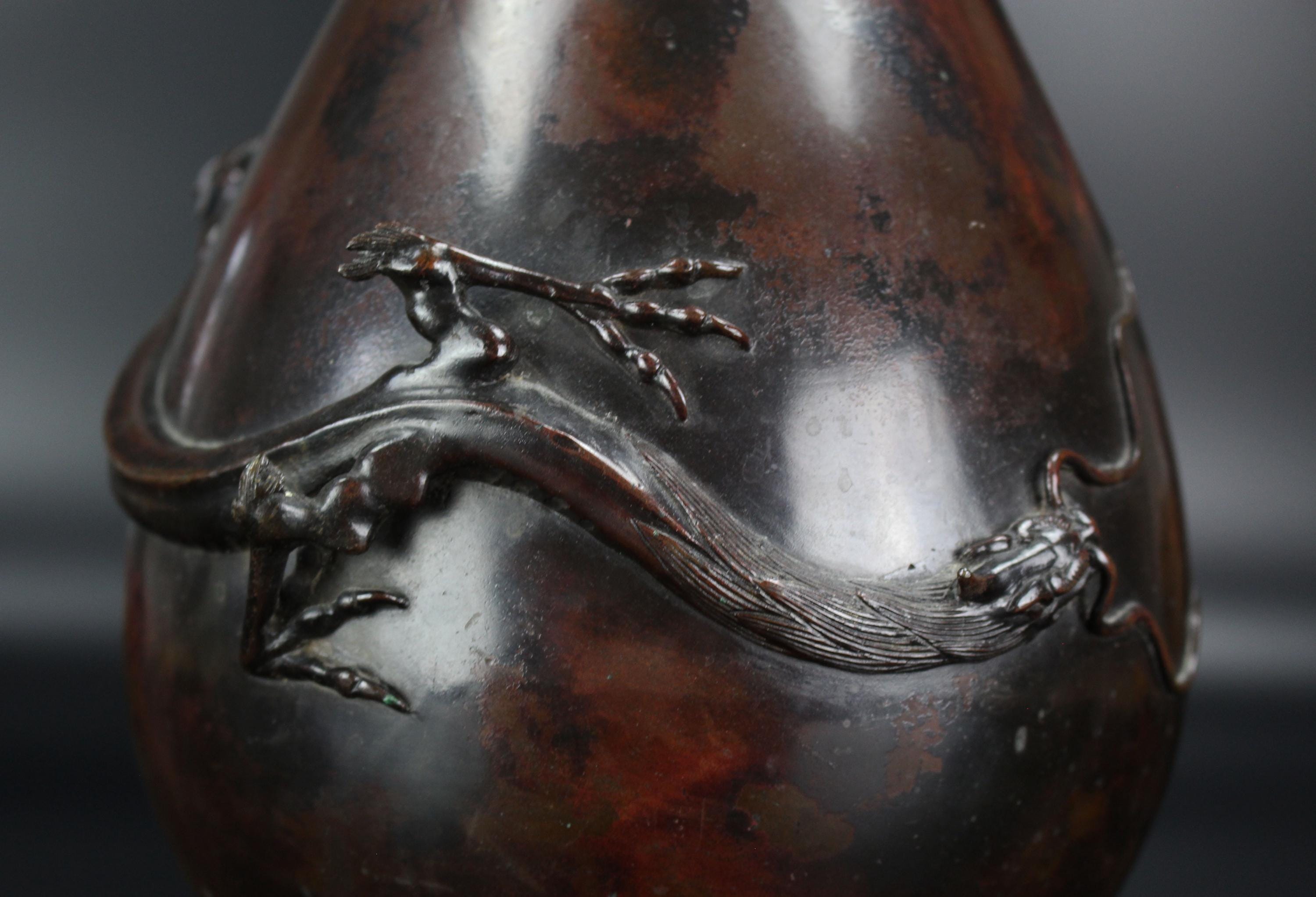 日本の青銅花瓶 明治時代（1868-1912）アンティーク 19世紀 龍が描かれ