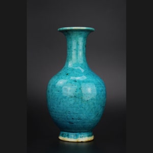 Chinese porcelain Kangxi monochrome turquoise crackled vase Qing Dynasty antique 18th century Chinese art ceramic crackle pot China