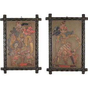 Indonesiska javanesiska antika par 2 snidade träpaneler i polykroma färger, handmålade, folkkonst, originalramar, Wayang-figurer, Mahabharata no keris