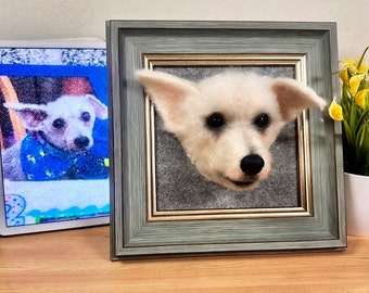 Puede incluir: Retrato de perro afieltrado en 3D enmarcado. La cabeza y las orejas del perro blanco sobresalen de un fondo gris dentro de un marco gris y dorado. Una imagen digital del perro es visible en una tableta a la izquierda.
