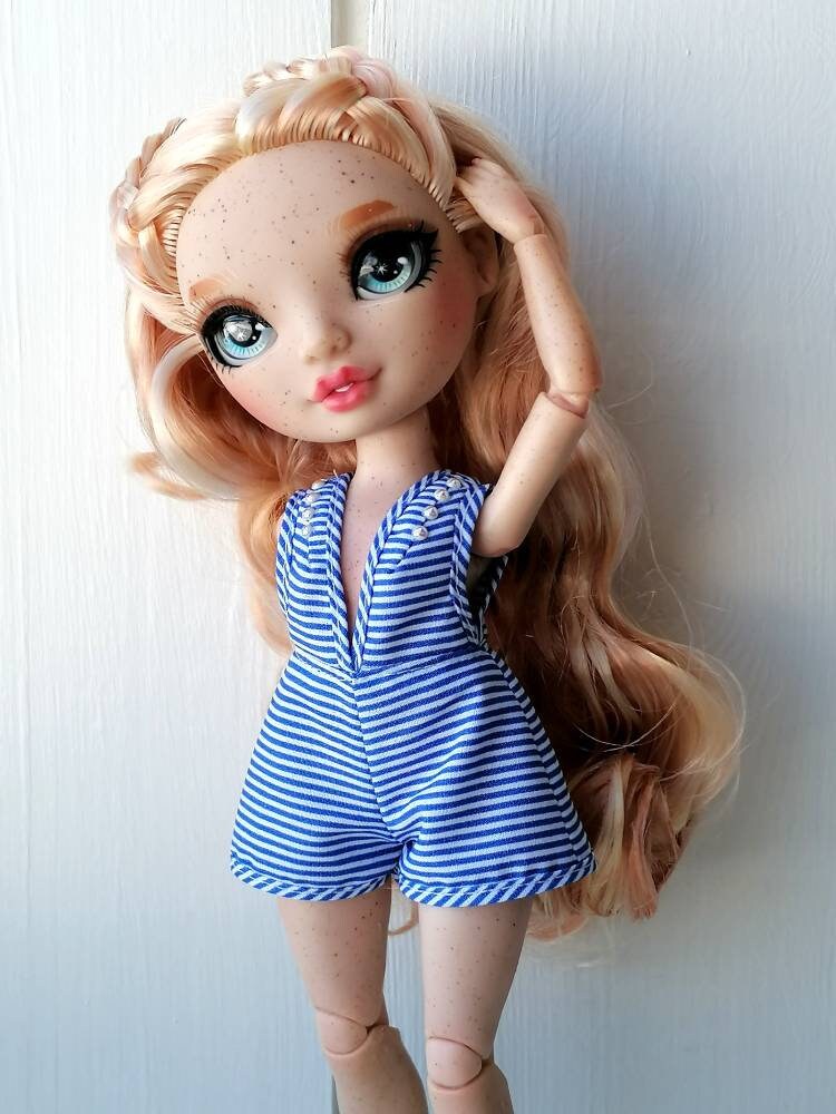 Regenbogen High Romper Outfit - Blau-weiß gestreifter komplizierter Overall mit Perlendetails - 11 Inch Doll Fashion für RH und SH Puppen