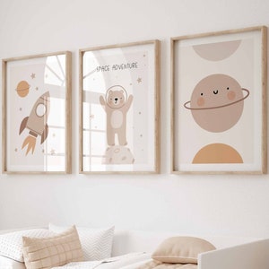 Pósters Cosmos Tríptico, decoración de la habitación, pósters para niños, conjunto, espacio, cohete, planeta, astronauta, habitación de los niños, colores boho, beige, tonos marrones, P87